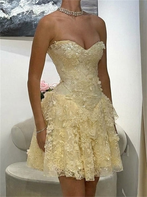 A-line/Princess Sweetheart Appliques Lace Short/Mini Lace Homecoming Dresses