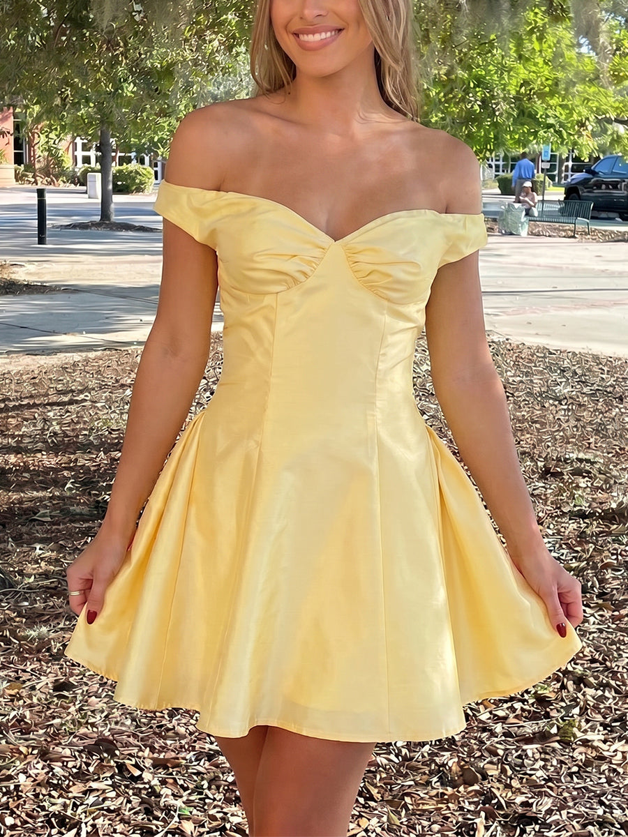 Sheath/Column Sweetheart Pleated Short/Mini Silk Like Satin Homecoming Dresses