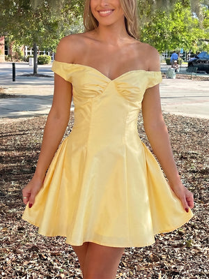 Sheath/Column Sweetheart Pleated Short/Mini Silk Like Satin Homecoming Dresses