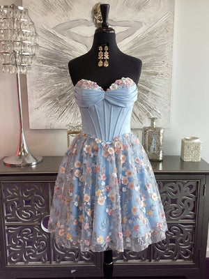A-line/Princess Sweetheart Appliques Lace Short/Mini Lace Homecoming Dresses